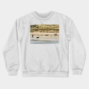 Four Dogs: Dog walkers on the beach - Beadnell, Northumberland, UK Crewneck Sweatshirt